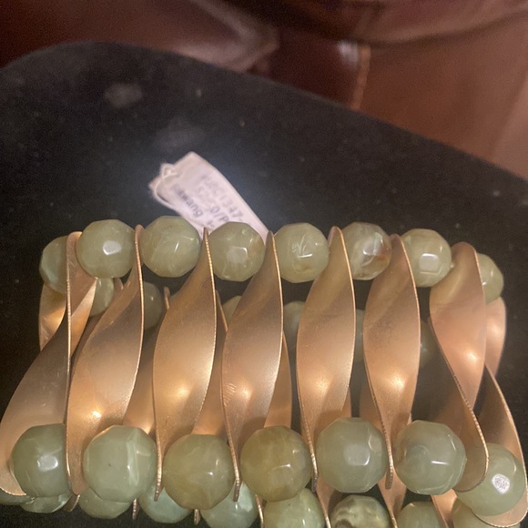 Vintage BoHo, Costume Jewelry, Goldtone Green Beaded, Stretch Bracelet 💜🔥⭐️💜 - Picture 2 of 6